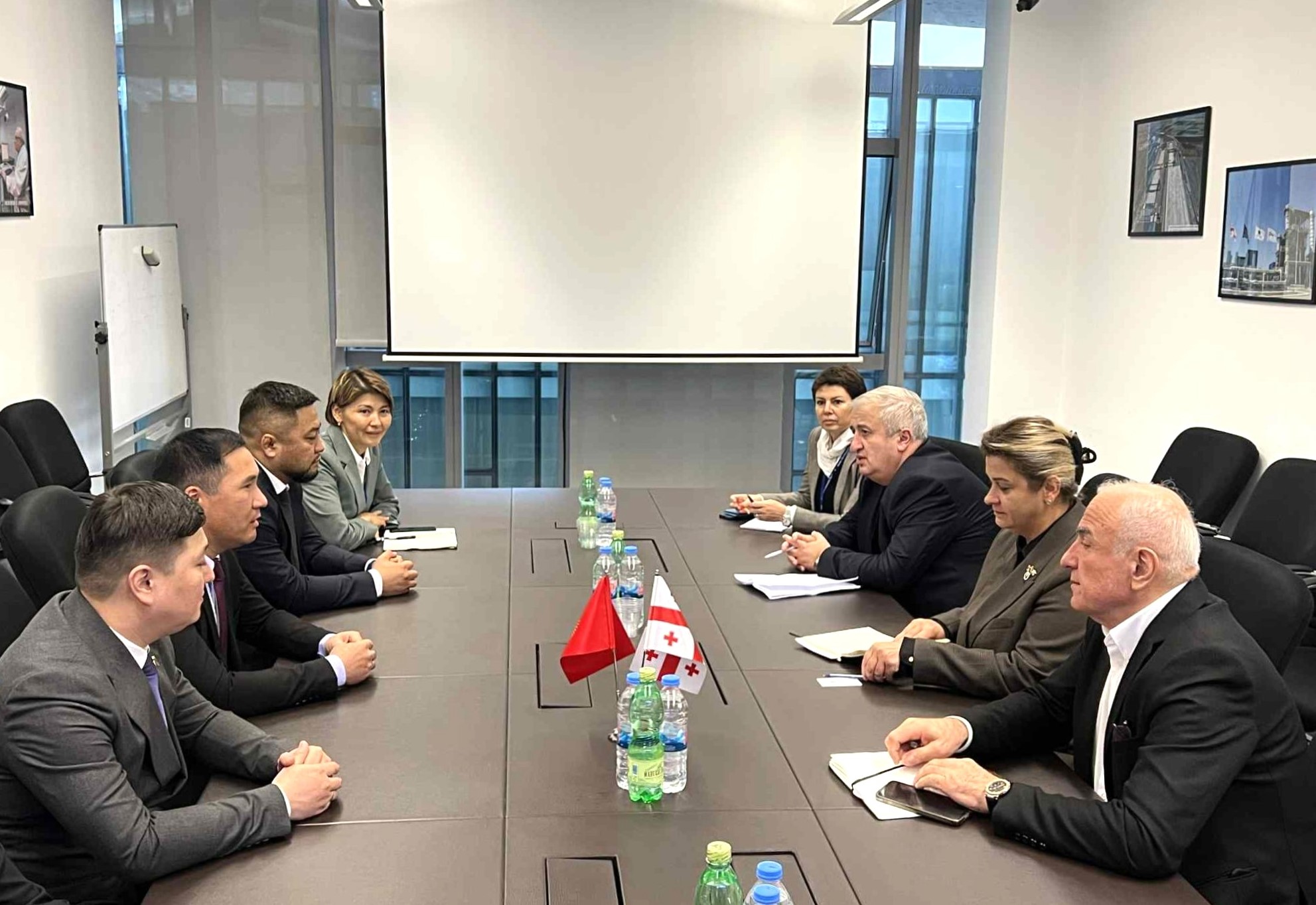 შეხვედრა საქართველოში ოფიციალური ვიზიტით მყოფ ყირგიზეთის რესპუბლიკის წარმომადგენლობასთან